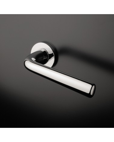 Poignée de porte Moderne TULIPA poignée design montée sur une porte