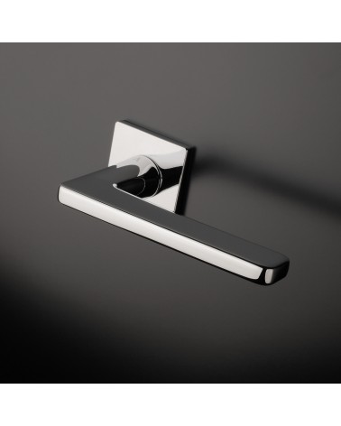 Poignée de porte Contemporain SETIA quincaillerie design montée sur une porte