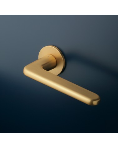 Poignée de porte Moderne LIRA poignée design montée sur une porte