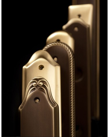 Poignée de porte sur plaque longitudinale Mandelli Spin quincaillerie design vue zoomée sur plaque