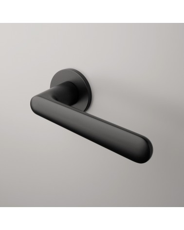 Poignée de porte noire mat ARIA poignée design montée sur une porte