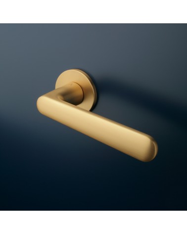 Poignée de porte or mat ARIA poignée design montée sur une porte