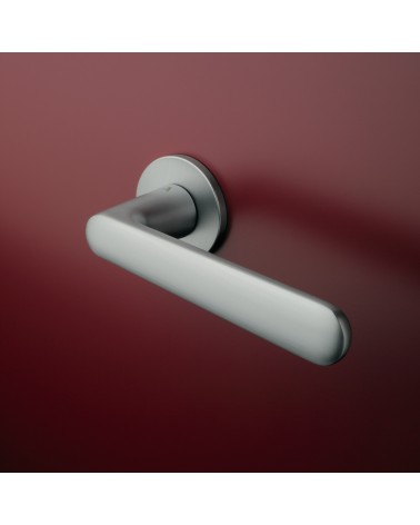 Poignée de porte chrome satiné ARIA poignée design montée sur une porte