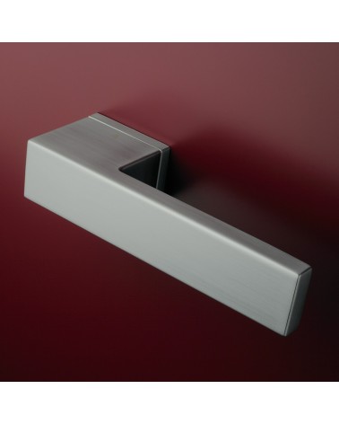 Poignée de porte chrome satiné CARLINA poignée design montée sur une porte