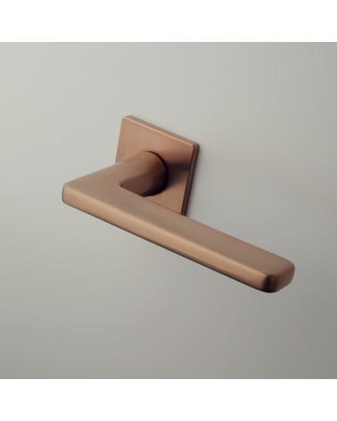 Poignée de porte cuivre SETIA poignée design montée sur une porte