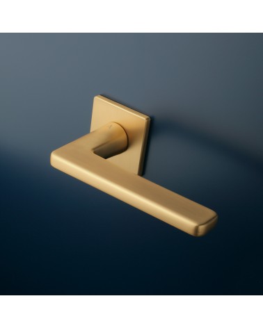 Poignée de porte or mat SETIA poignée design montée sur une porte