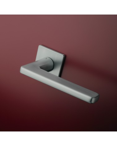 Poignée de porte chrome satiné SETIA poignée design montée sur une porte