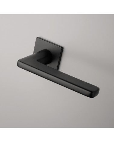 Poignée de porte noire SETIA poignée design montée sur une porte