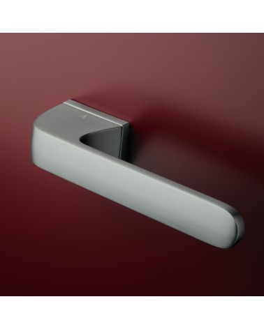 Poignée de porte chrome satiné PLUMERIA poignée design montée sur une porte