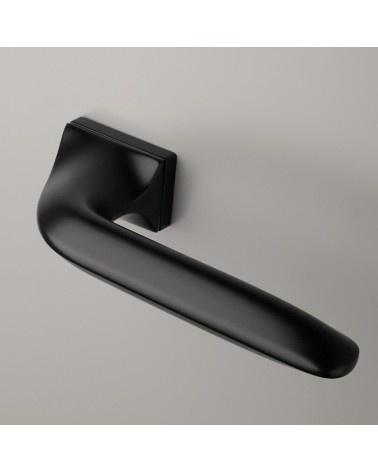 Poignée de porte noire GLADIOLA poignée design montée sur une porte