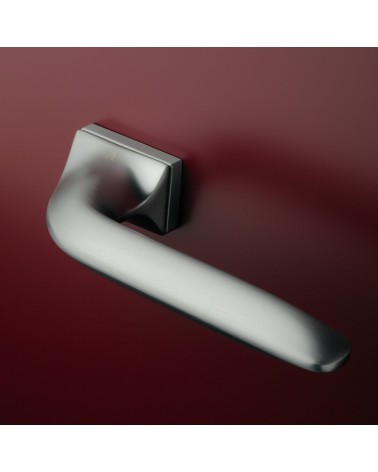 Poignée de porte chrome satiné GLADIOLA poignée design montée sur une porte