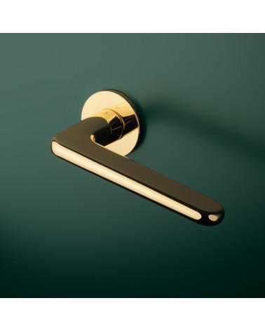 Poignée de porte or poli LIRA poignée design montée sur une porte