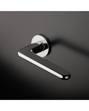Poignée de porte chrome poli LIRA poignée design montée sur une porte