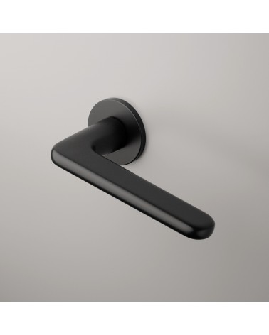 Poignée de porte noire LIRA poignée design montée sur une porte