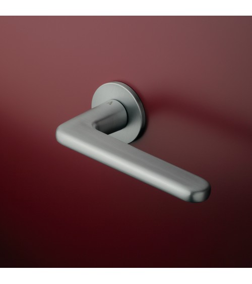 Poignée de porte chrome satiné LIRA poignée design