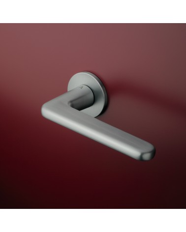 Poignée de porte chrome satiné LIRA poignée design  montée sur une porte