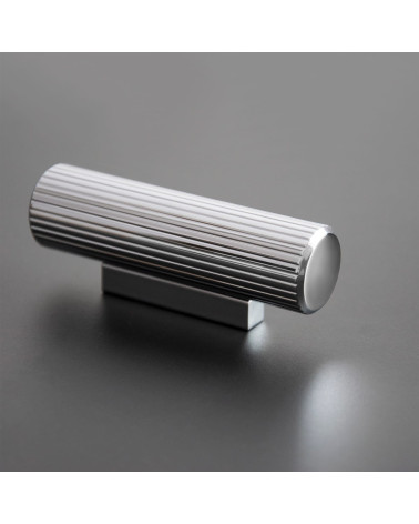 Bouton de meuble chrome poli AVANTI en T poignée design présenté sur un fond gris