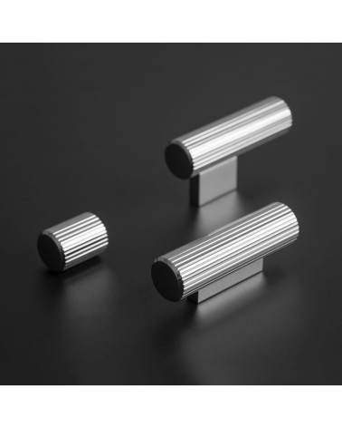 Bouton de meuble chrome poli AVANTI en T poignée design posé sur une surface sombre
