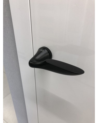 Poignée de porte noire DOUCE poignée design vue de face montée sur une porte