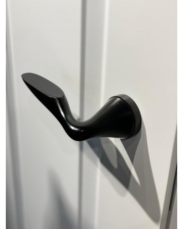 Poignée de porte noire DOUCE poignée design vue de haut inclinée montée sur une porte