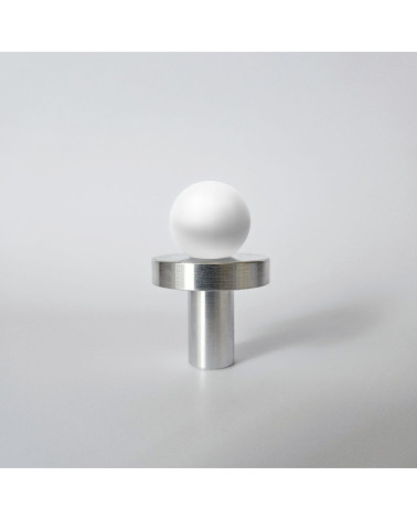 Bouton de meuble en laiton POLA WHITE poignée design vue de face sur fond gris