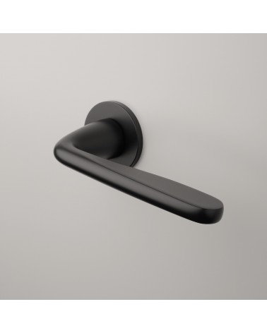 Poignée de porte noire HIACYNTA poignée design montée sur une porte