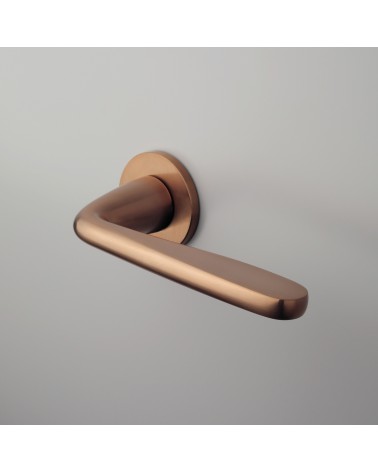 Poignée de porte cuivre HIACYNTA poignée design montée sur une porte