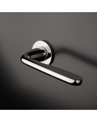 Poignée de porte chrome poli HIACYNTA poignée design montée sur une porte