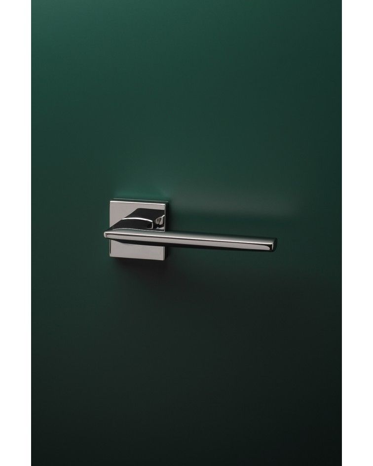 Poignée de porte chrome poli LUNARIA poignée design montée sur une porte