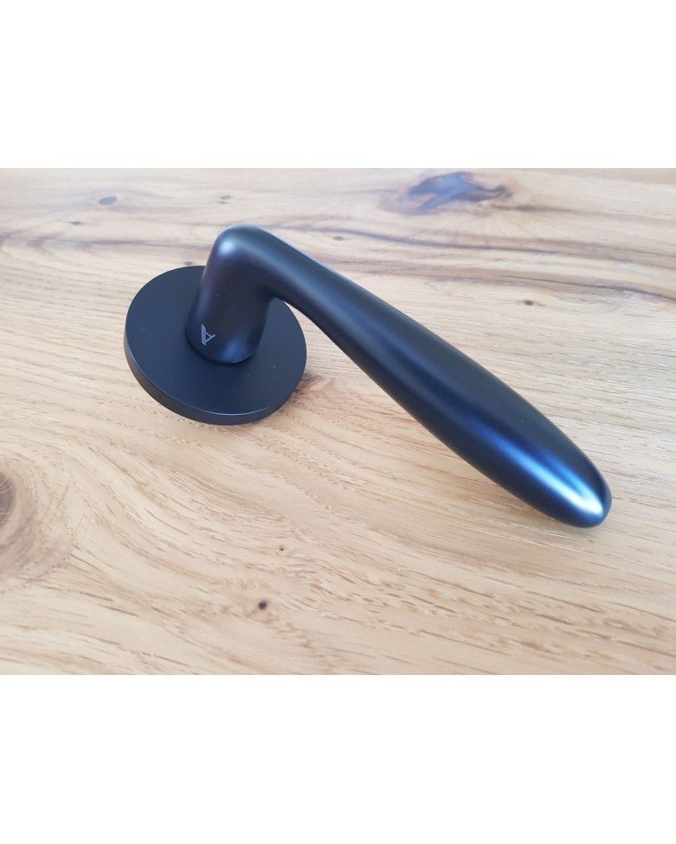 Poignée de porte noire mate VERBENA poignée design montée sur une porte
