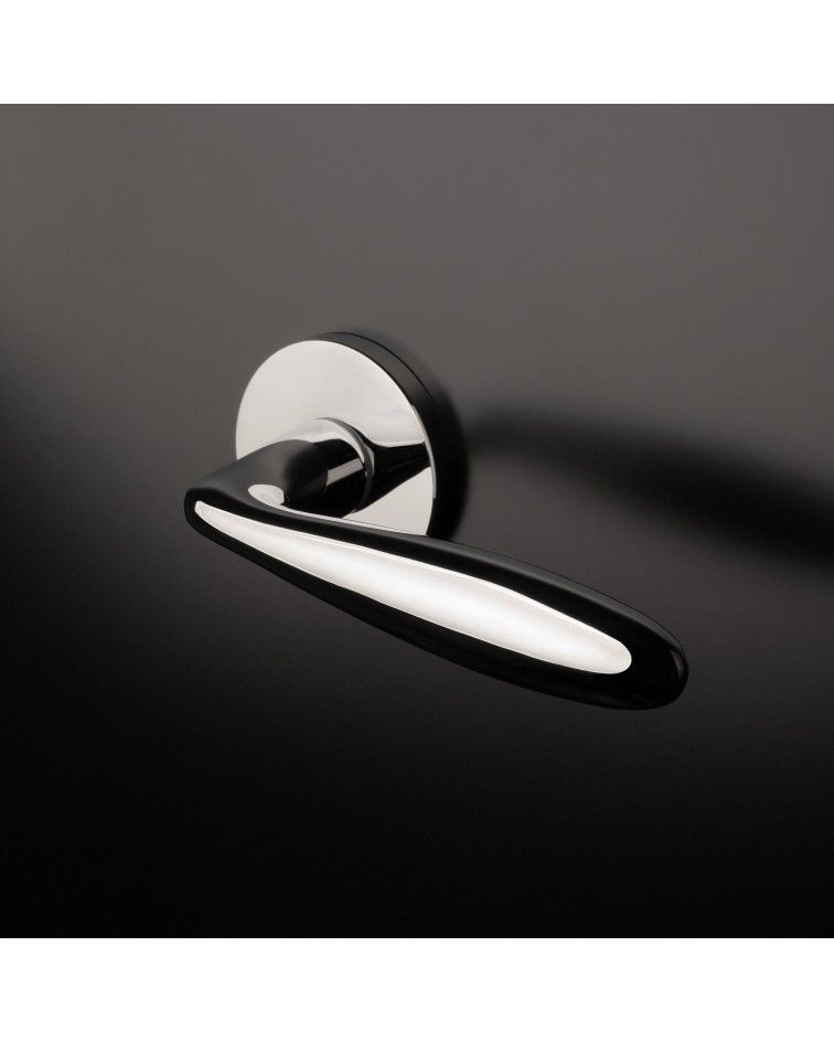 Poignée de porte chrome poli VERBENA poignée design montée sur une porte