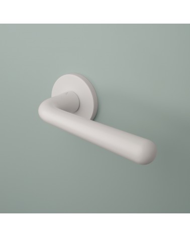Poignée de porte blanche mate IRGA poignée design montée sur une porte