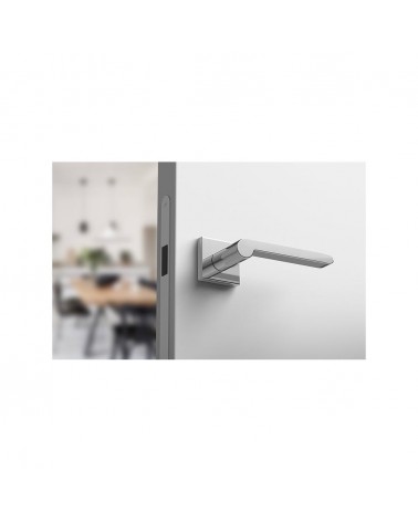 Poignée de porte chrome poli Pandora quincaillerie design vue de côté montée sur une porte