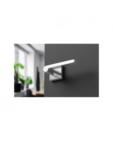 Poignée de porte chrome poli Pandora quincaillerie design vue de bas montée sur une porte