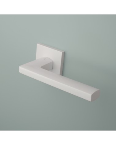 Poignée de porte blanche PYROLA  quincaillerie design montée sur une porte