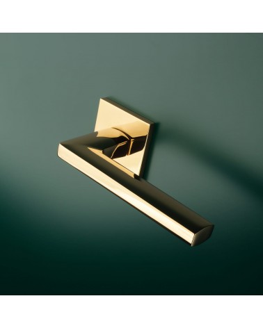 Poignée de porte or poli PYROLA quincaillerie design montée sur une porte