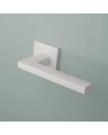 Poignée de porte PYROLA quincaillerie design couleur 4 montée sur une porte