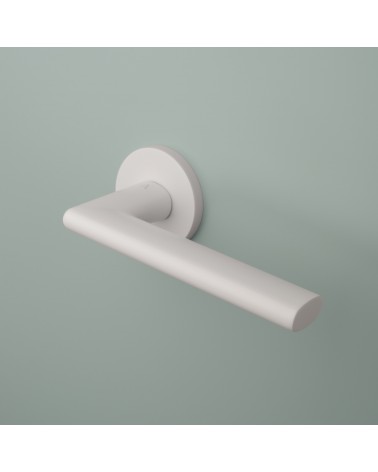 Poignée de porte blanche KALMIA poignée design montée sur une porte