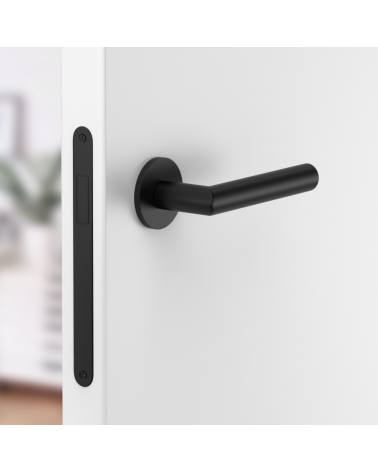 Poignée de porte couleur noire ARABIS poignée design vue de côté montée sur une porte