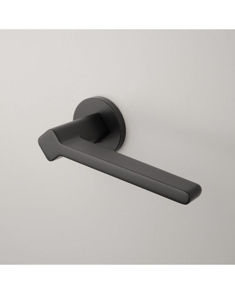 Poignée de porte noire NINFEA quincaillerie design montée sur une porte