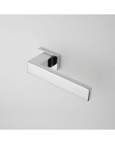 Poignée de porte chrome poli PINA poignée design vue de haut inclinée montée sur une porte