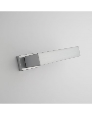 Poignée de porte chrome satiné PINA poignée design vue de bas inclinée montée sur une porte