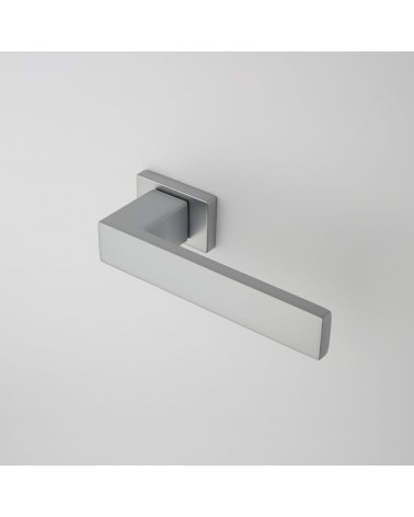 Poignée de porte chrome satiné PINA poignée design  vue de haut inclinée montée sur une porte