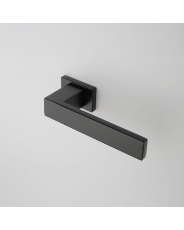 Poignée de porte noire PINA poignée design vue de haut inclinée montée sur une porte