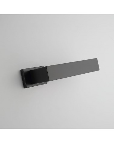 Poignée de porte noire PINA poignée design vue de bas inclinée montée sur une porte