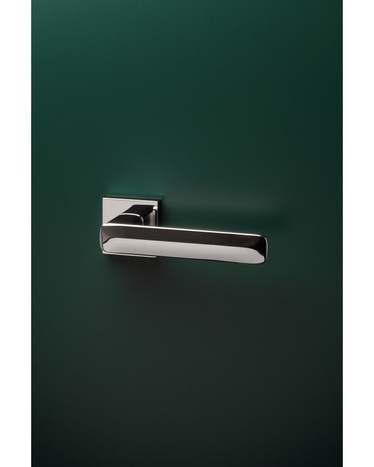Poignée de porte chrome poli STELLA poignée design montée sur une porte