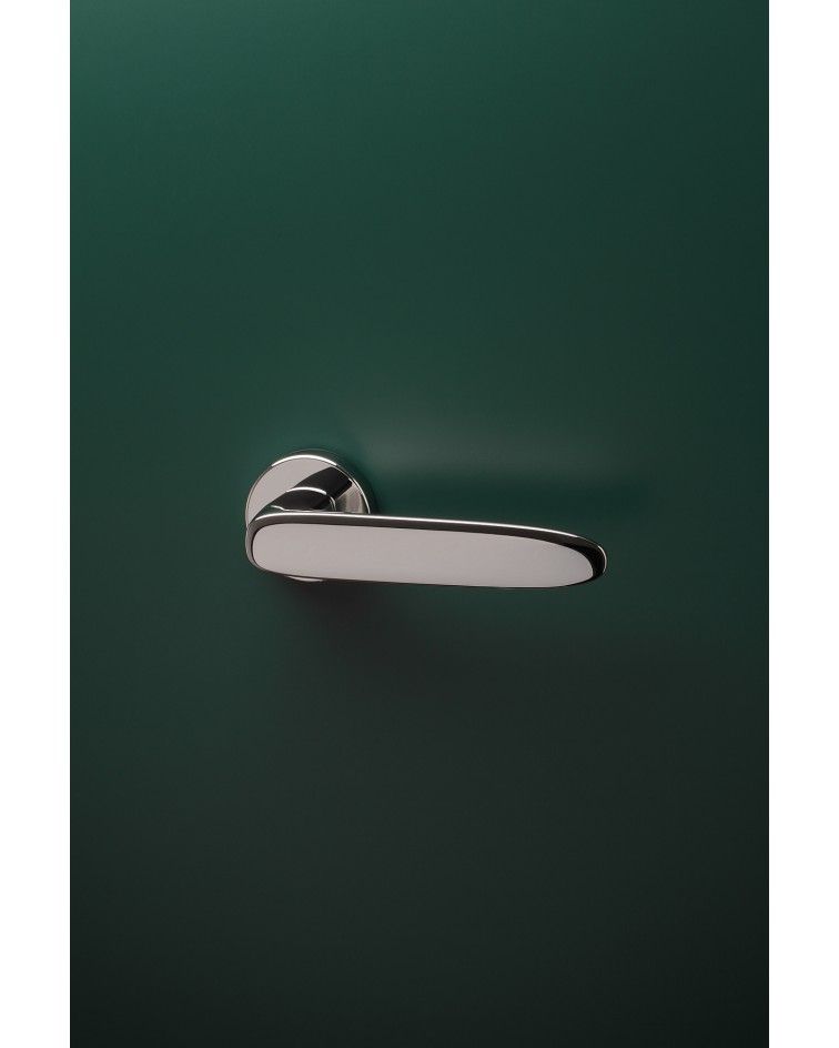 Poignée de porte chrome poli ROSA poignée design montée sur une porte
