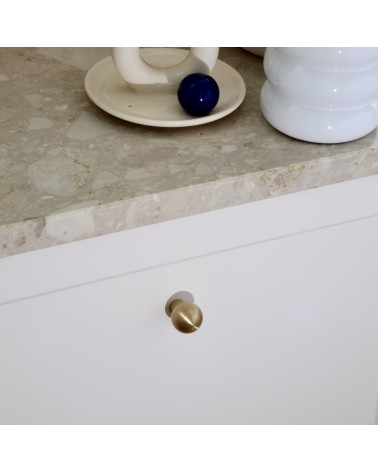 Bouton de meuble en laiton Boule poignée design montée sur un meuble