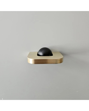 Poignée de meuble or poli ISA XS poignée design vue de haut avec boule noire sur fond grise