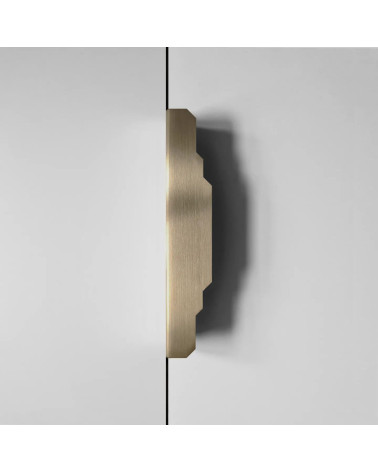 Poignée de meuble en laiton KARLA LACK poignée design fixée verticalement sur un fond